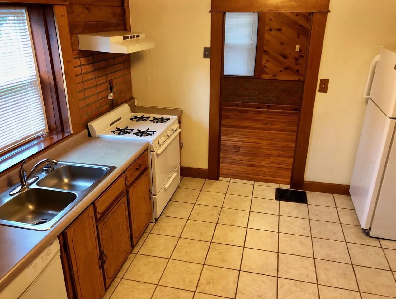 302 E 17th St - Photo 6 of 11