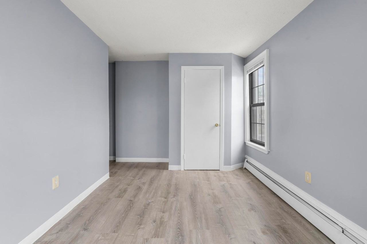 Charming 2bd in the Hartford Area - Photo 2 of 16