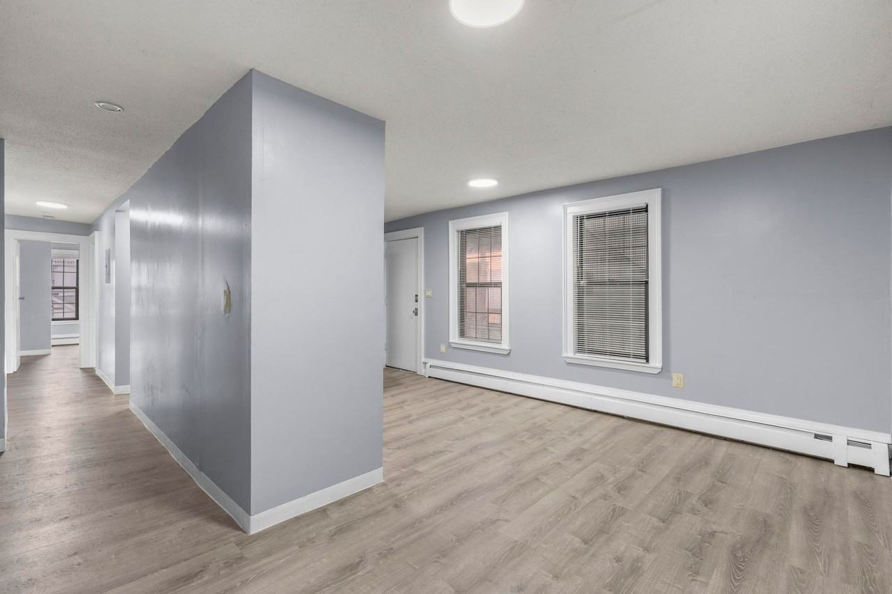 Charming 2bd in the Hartford Area - Photo 3 of 16