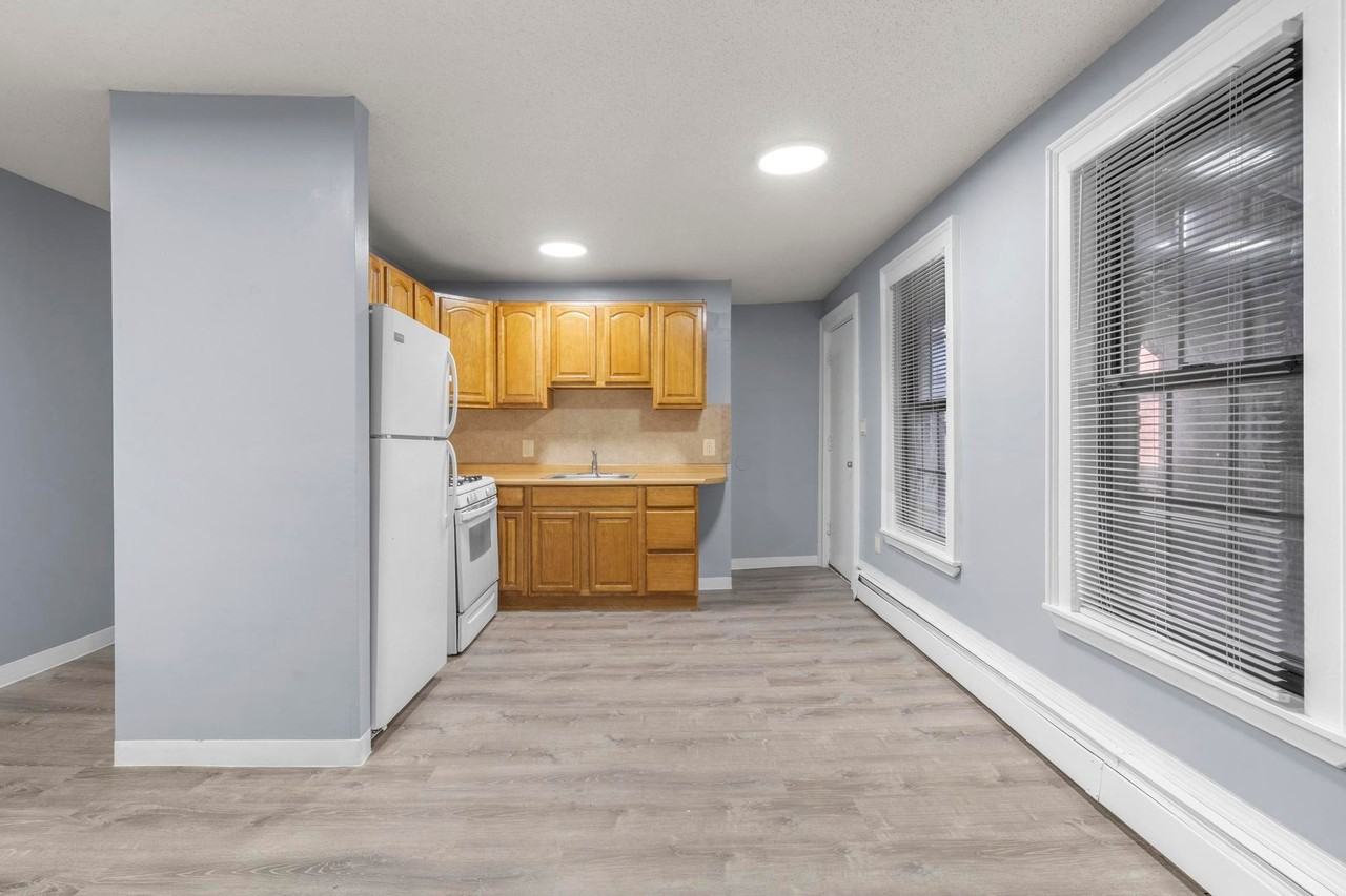 Charming 2bd in the Hartford Area - Photo 4 of 16