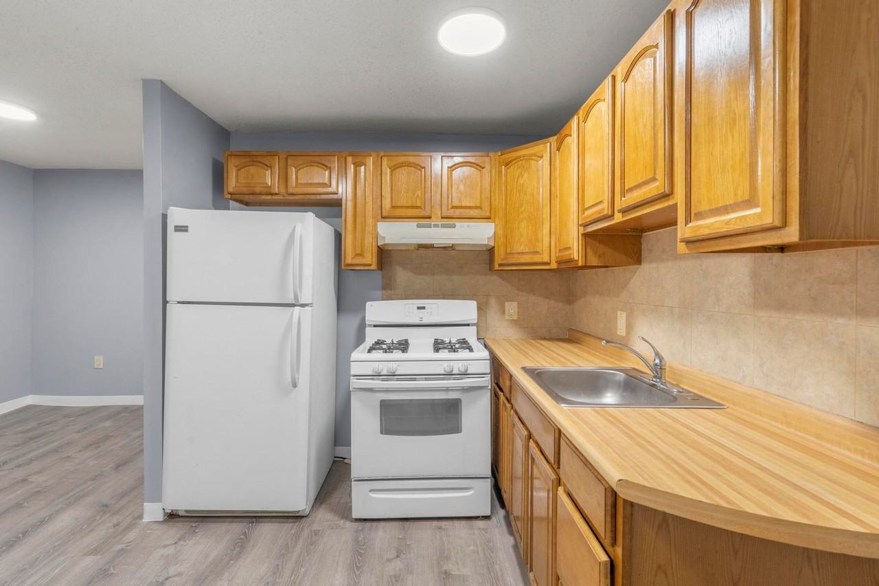 Charming 2bd in the Hartford Area - Photo 5 of 16