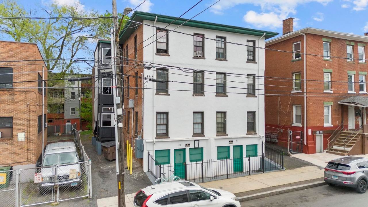 Charming 2bd in the Hartford Area - Photo 7 of 16