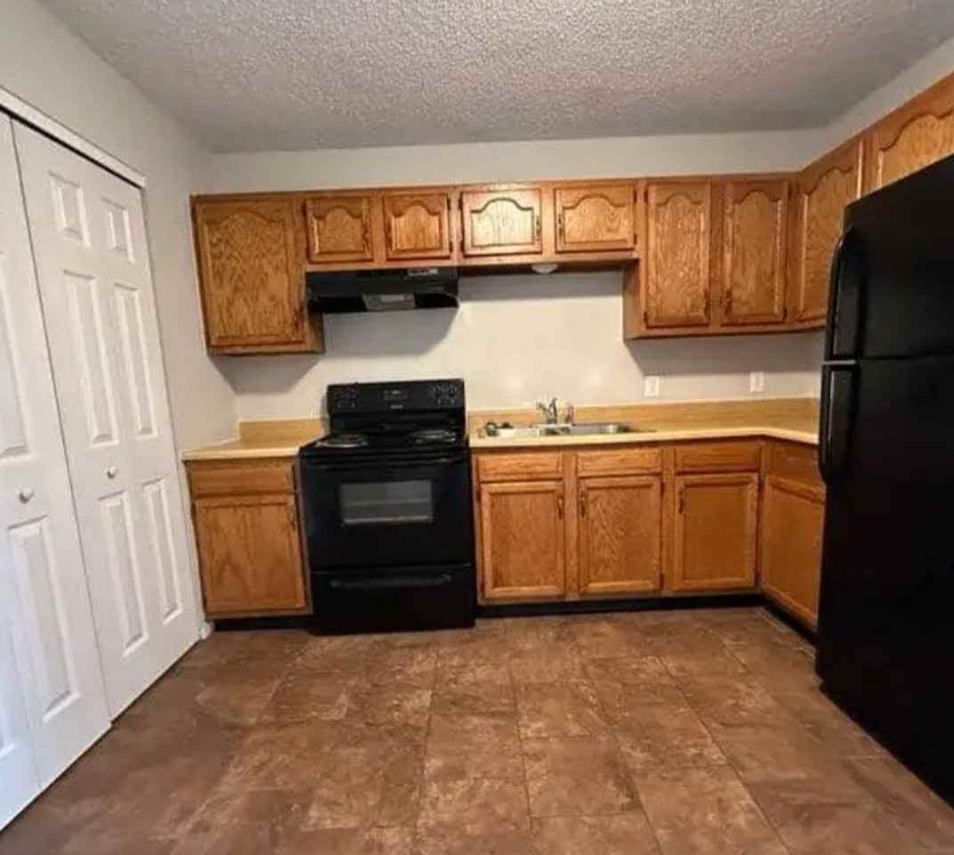 E 8th St - Photo 3 of 8