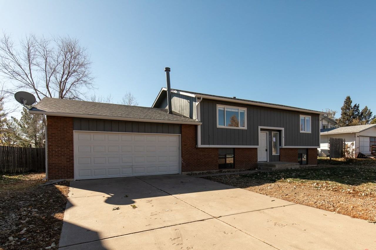 807 Foxtail St - Photo 2 of 22