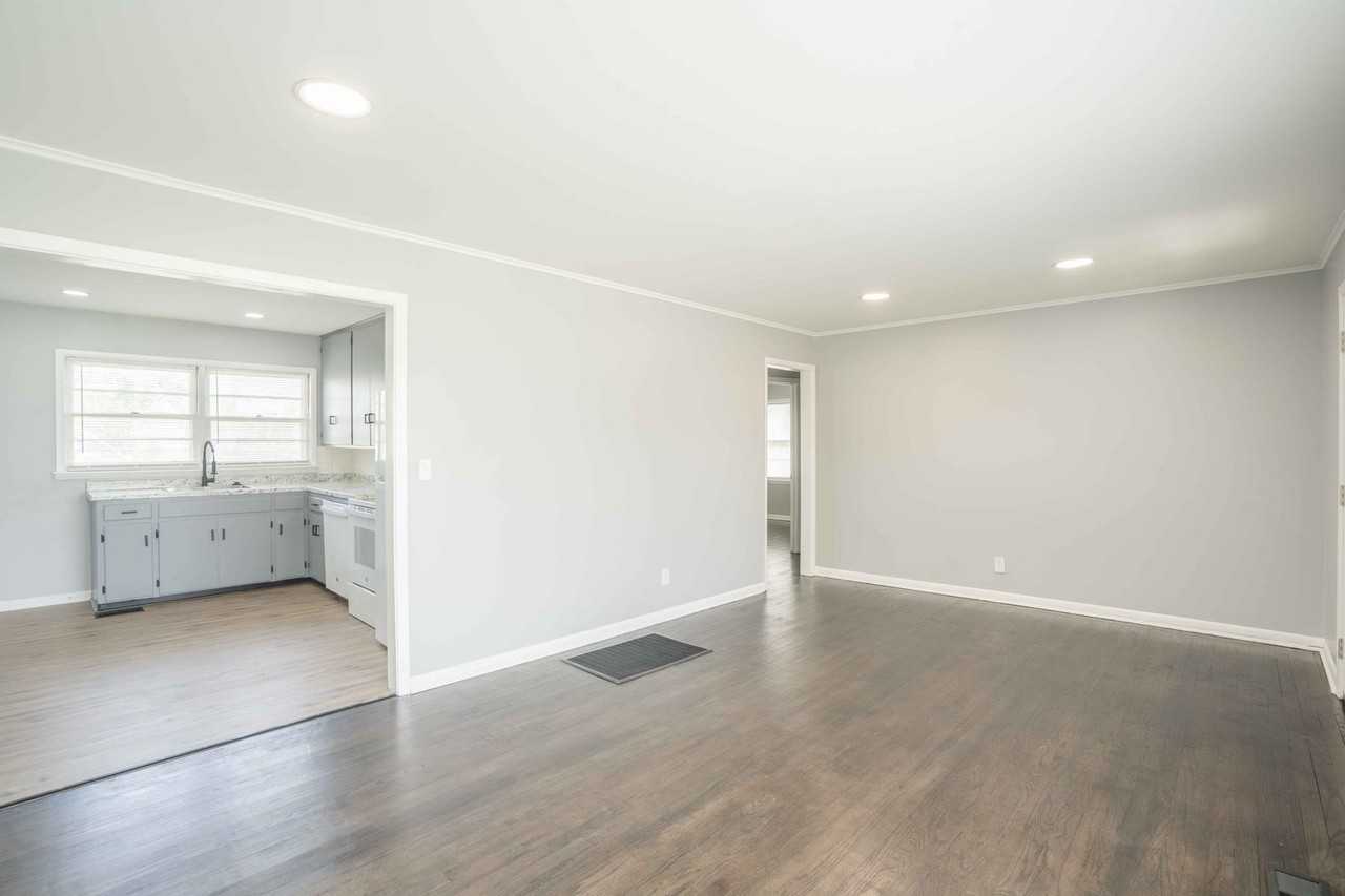 101 W 7th St - Photo 4 of 14
