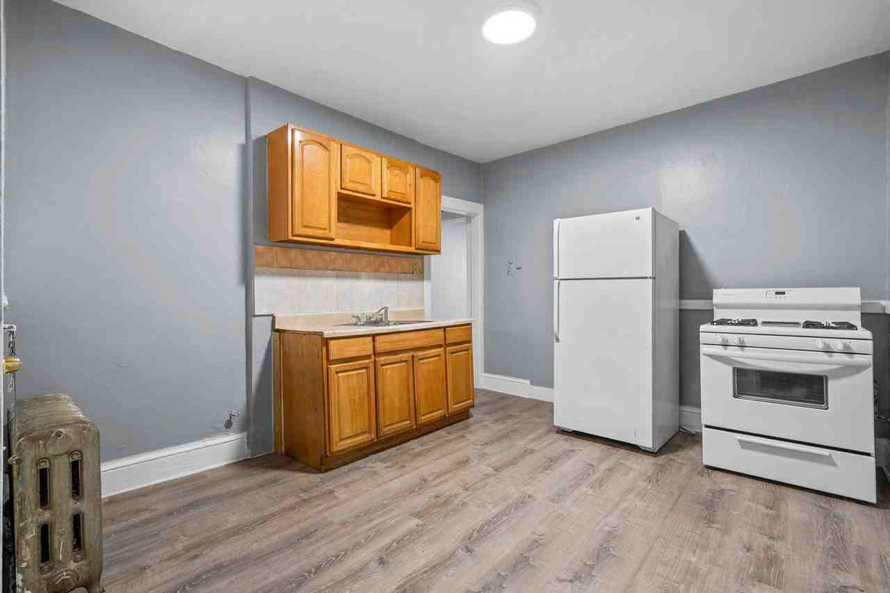 1069-1075 Capitol Ave - Photo 2 of 24