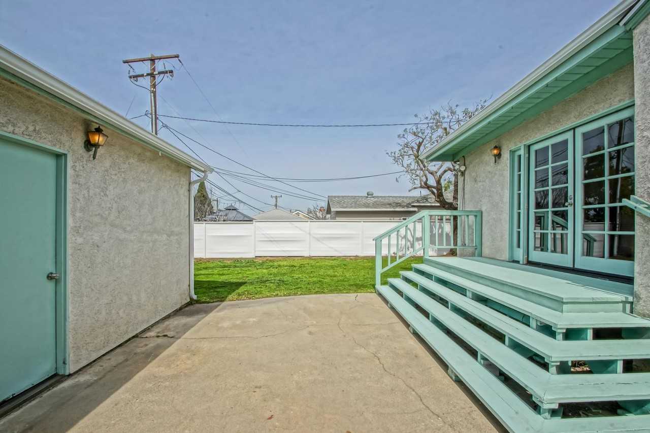 1151 Harkness St - Photo 3 of 44
