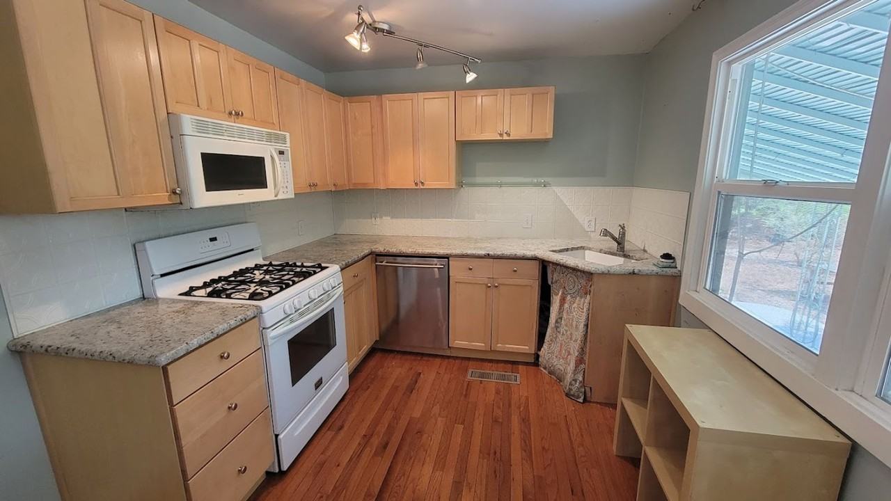 240 Bisby St - Photo 3 of 18