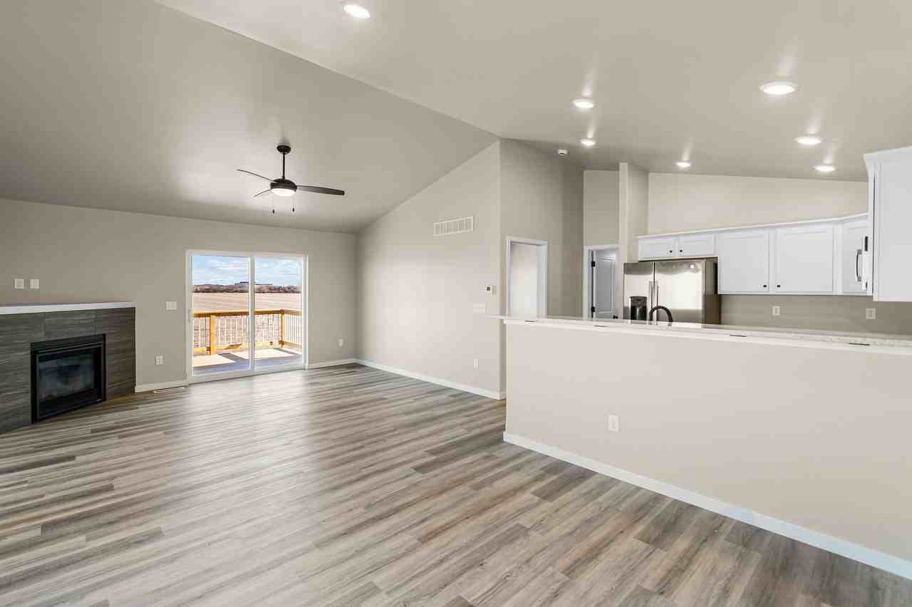 2065-2067 Suttner - Photo 3 of 17