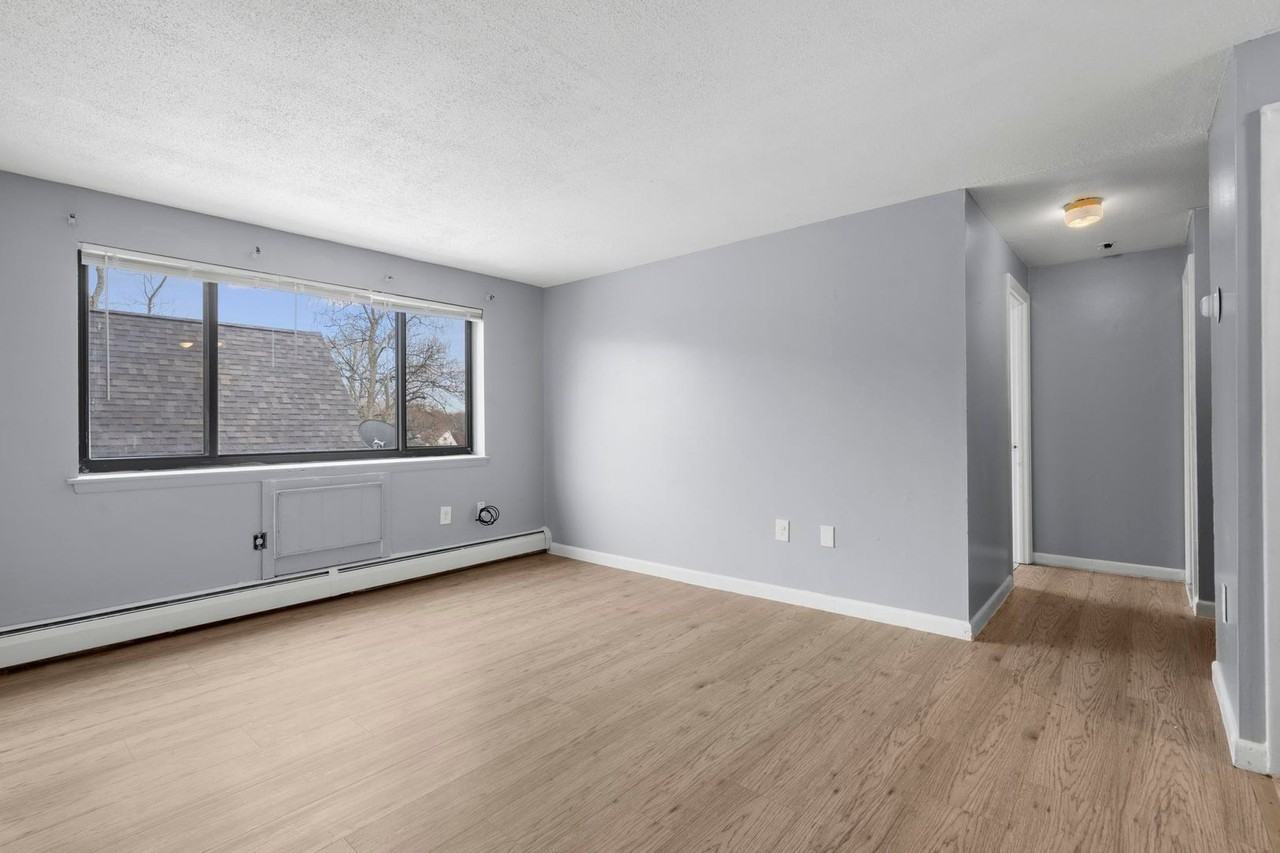 958 Wethersfield Ave - Photo 2 of 11