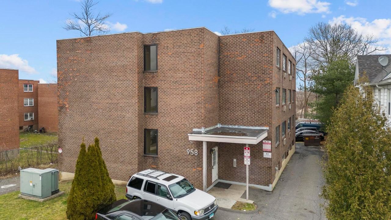 958 Wethersfield Ave - Photo 3 of 11