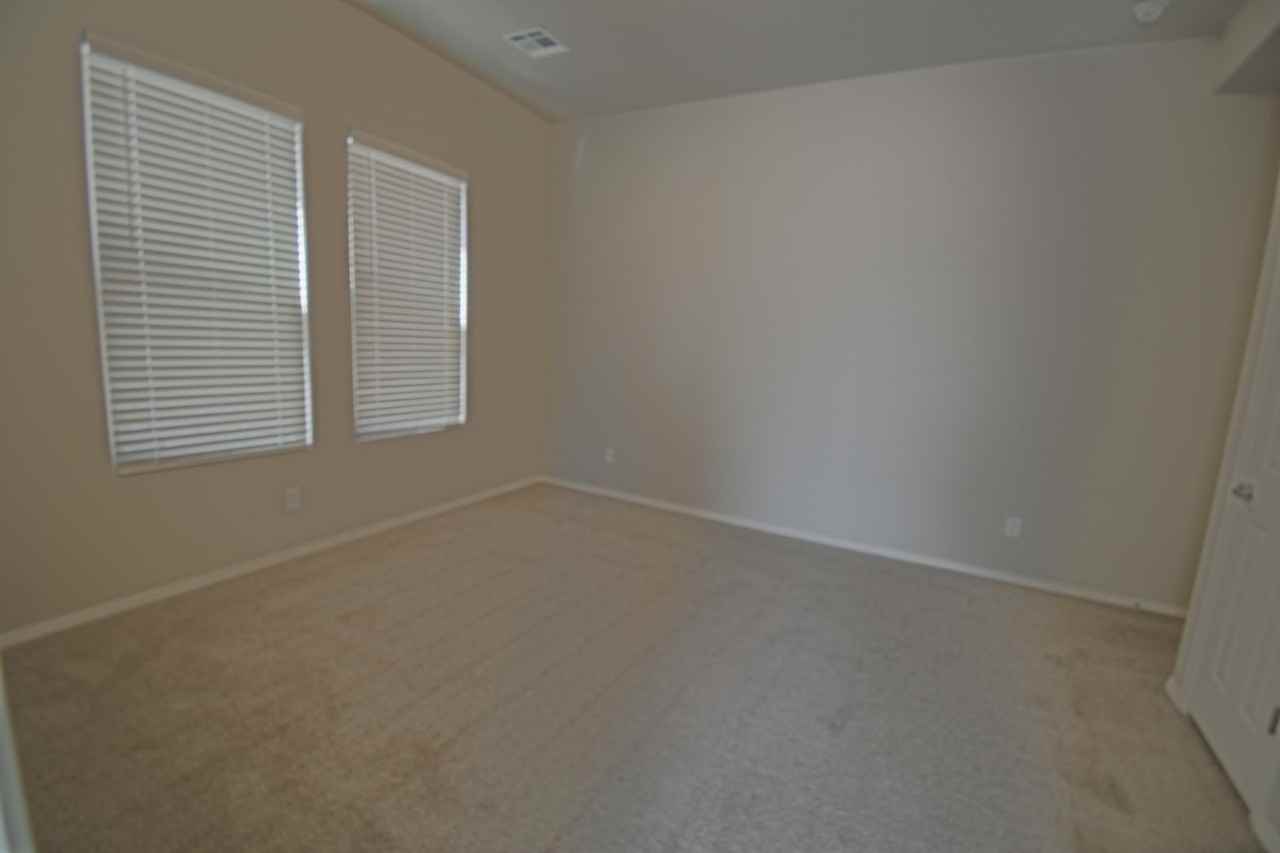 5413 E Village Ave Ne - Photo 4 of 11