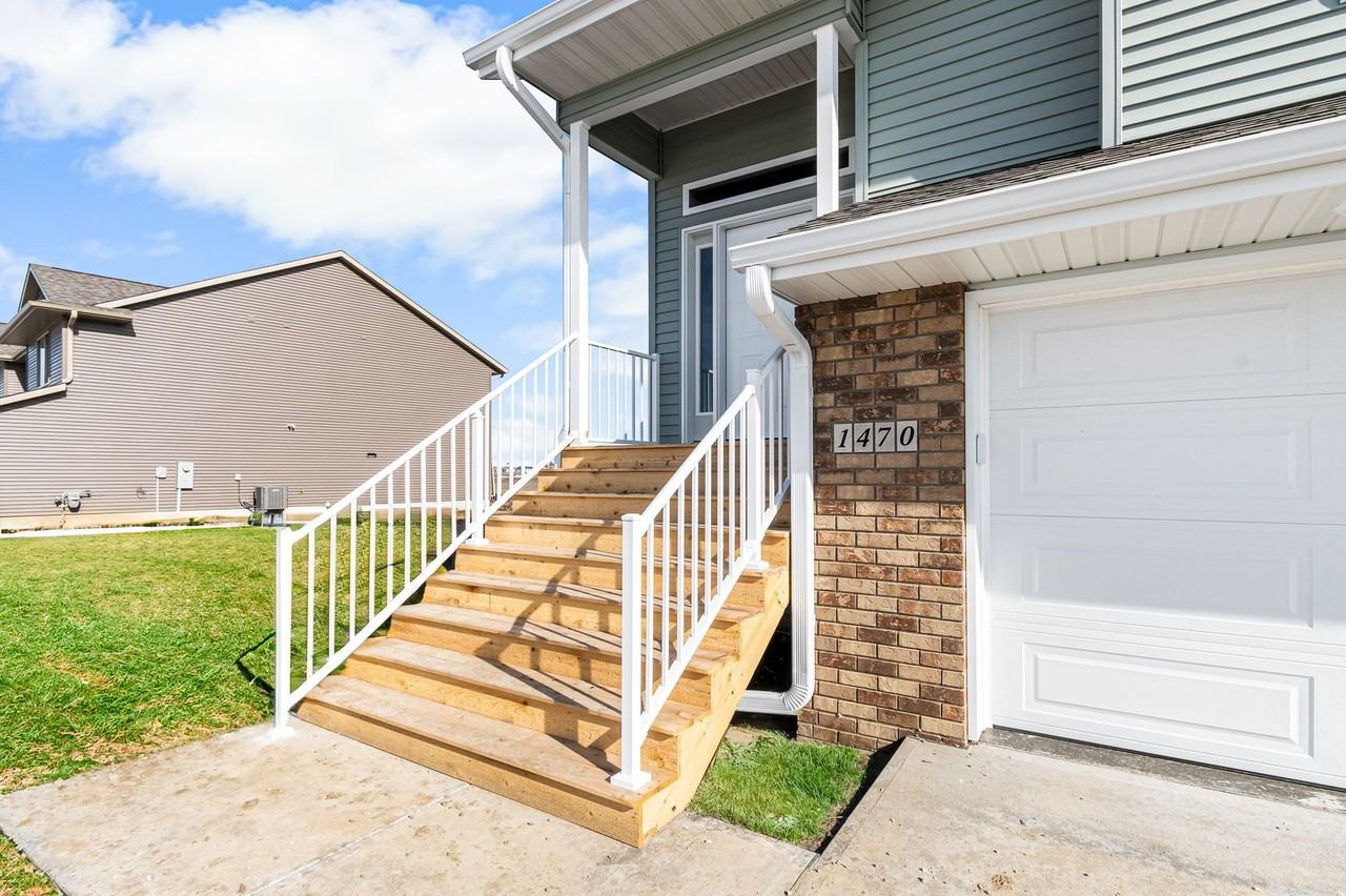 3 BR Split Foyer - Photo 2 of 23
