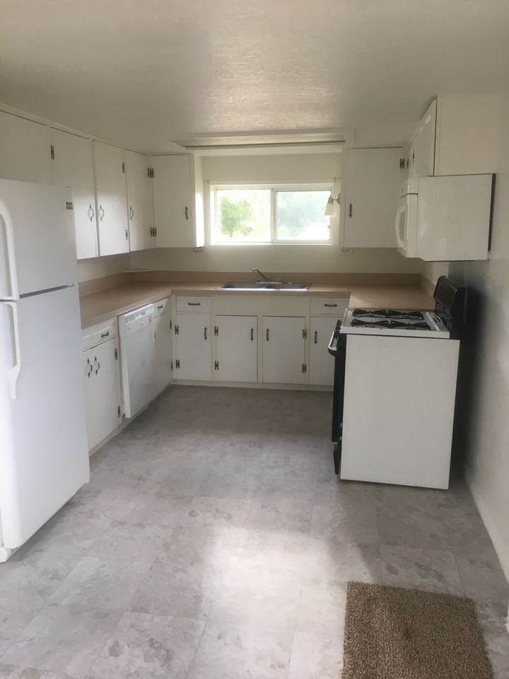 1138 W Road 1 N - Photo 2 of 11