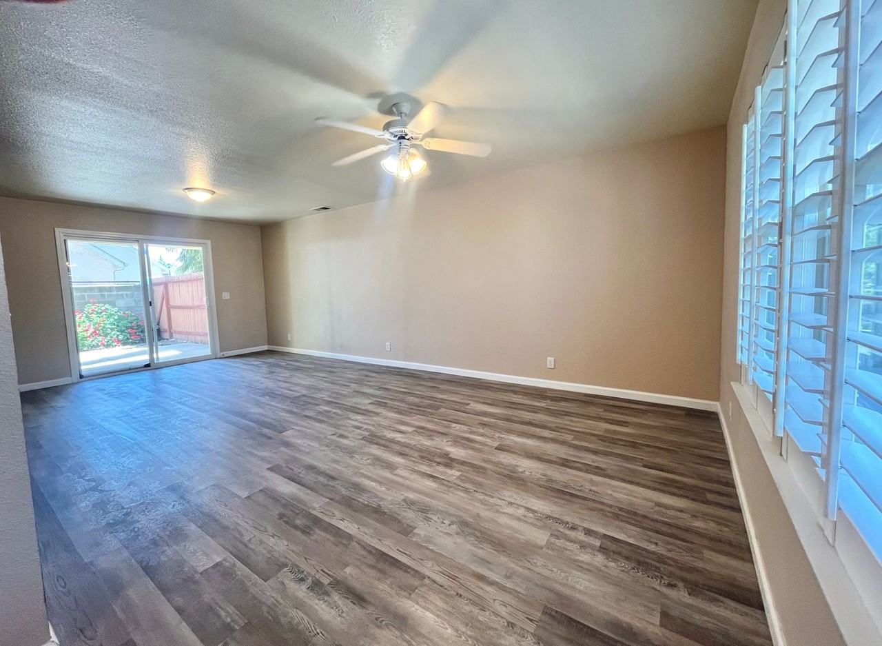 2099 Hartford Dr - Photo 4 of 19