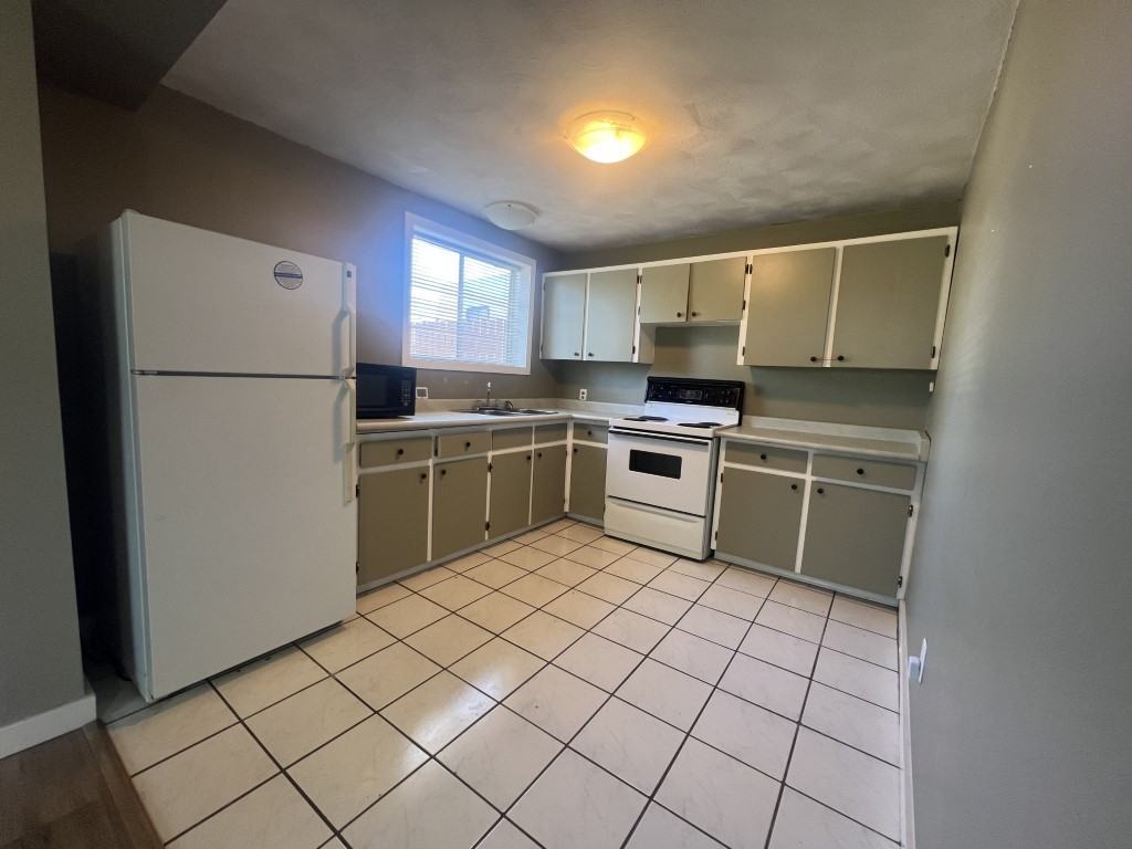 649 Farquhar St #B - Photo 4 of 12