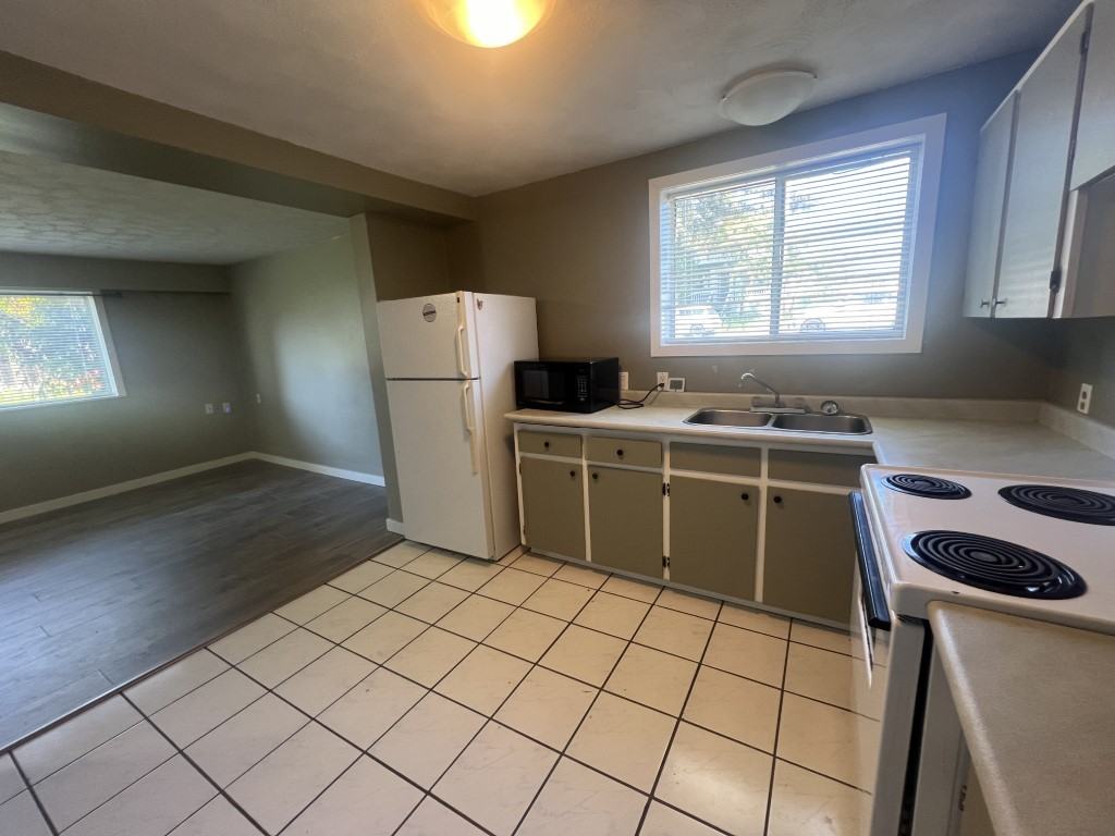 649 Farquhar St #B - Photo 5 of 12