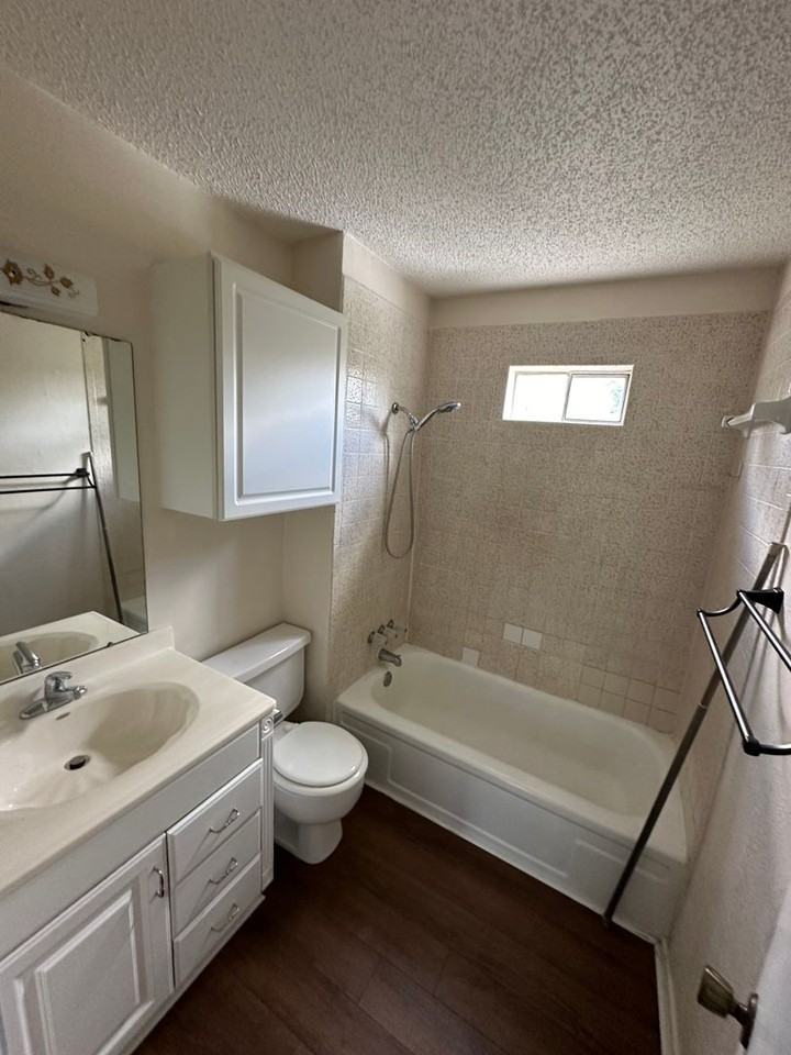 2000 Woodbrook St Apt B - Photo 3 of 12