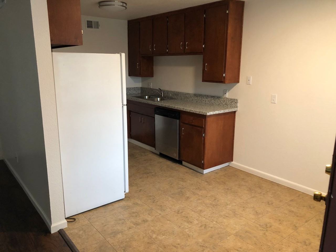 Plaza Garden Apartments - Photo 5 of 24