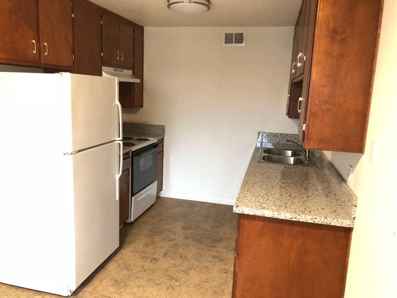 Plaza Garden Apartments - Photo 6 of 24