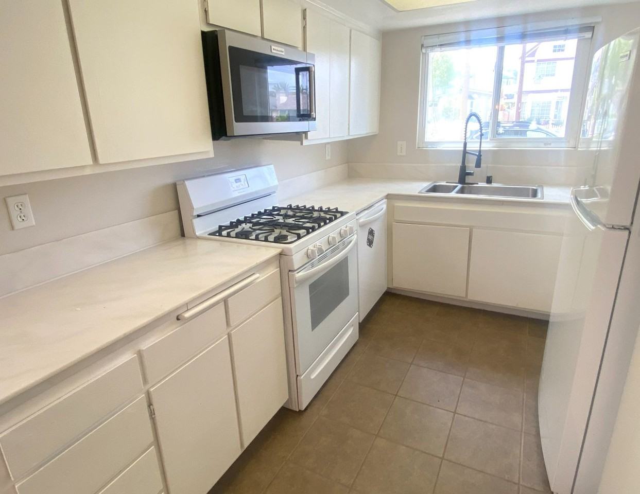 24212 Park St - Photo 3 of 15