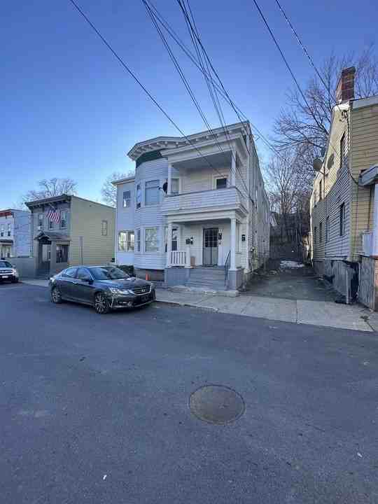11 Lancaster St
