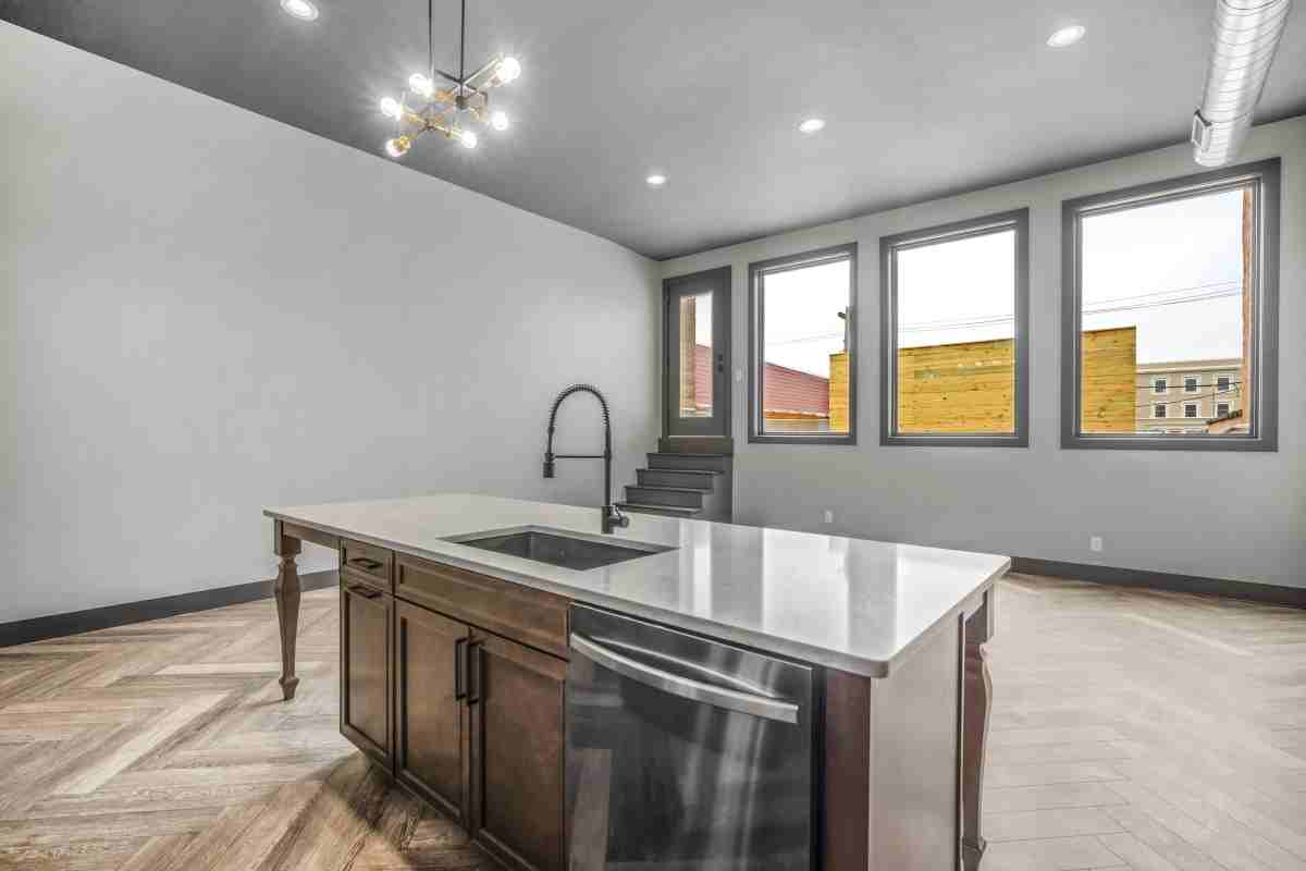 204 1/2 N Main St #1 - Photo 5 of 27