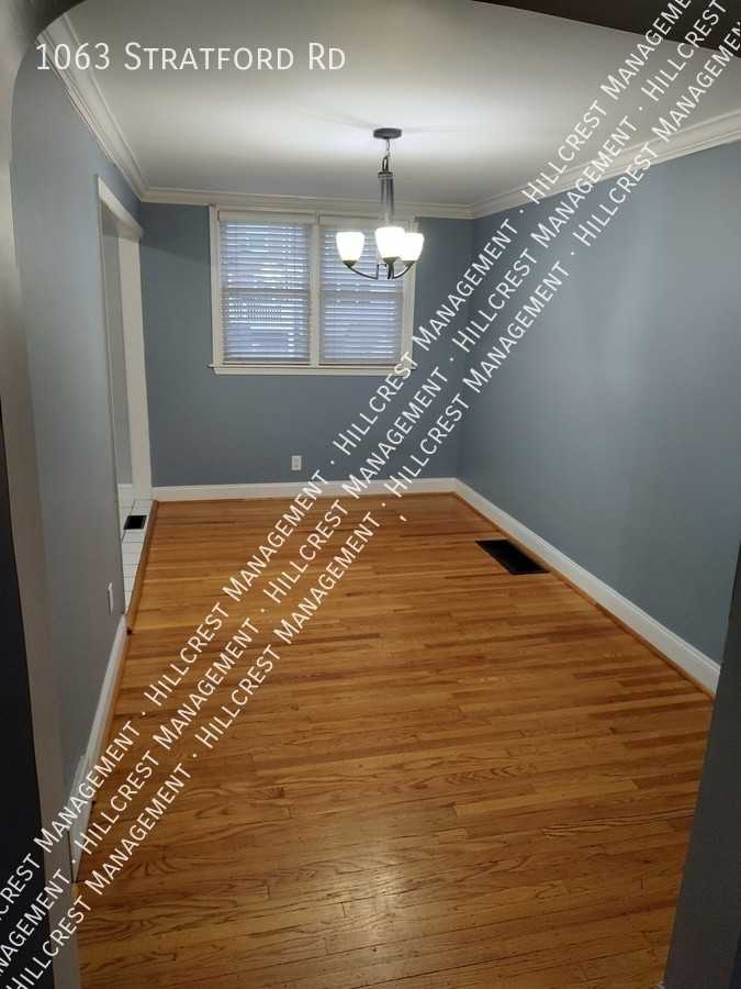 1063 Stratford Rd - Photo 3 of 12