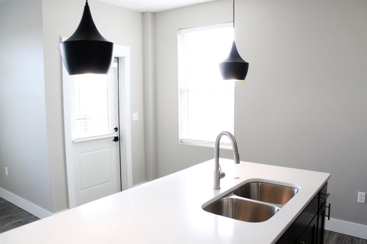 711 Legacy Drive - Photo 3 of 10