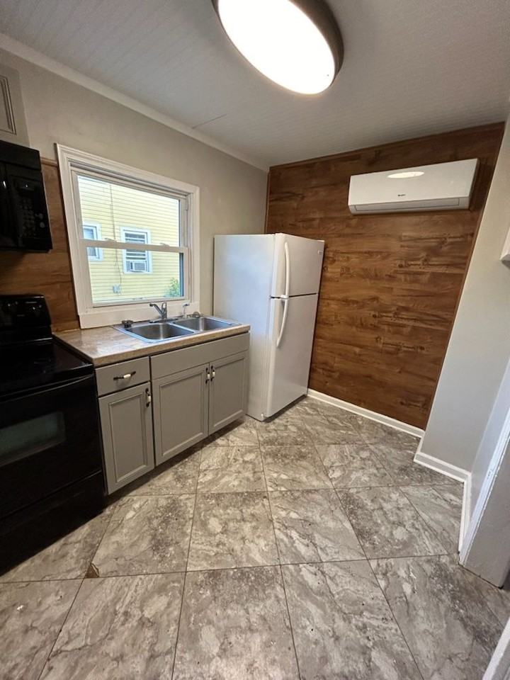 745 Queen Ave Nw #1 - Photo 5 of 11