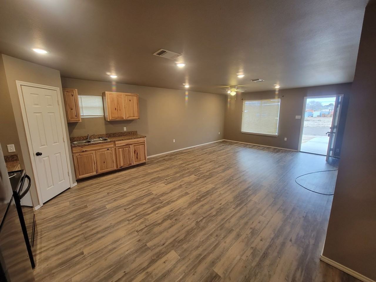 1520 E 6th St - Photo 3 of 11