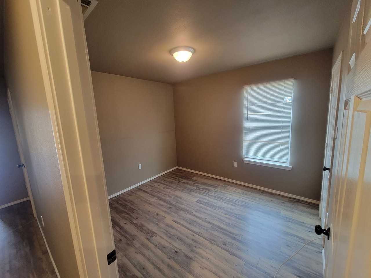 1520 E 6th St - Photo 6 of 11