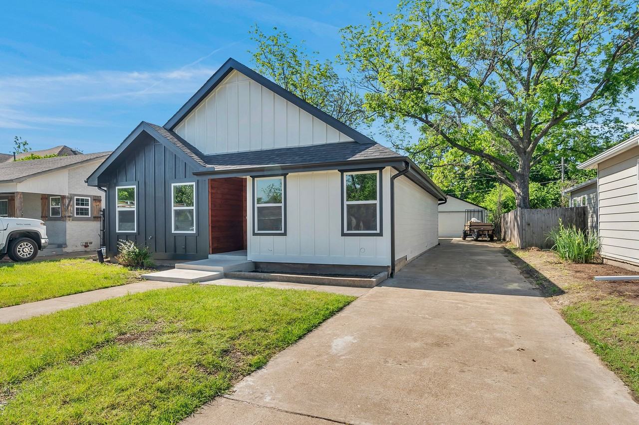 2525 Benbrook Blvd - Photo 2 of 38
