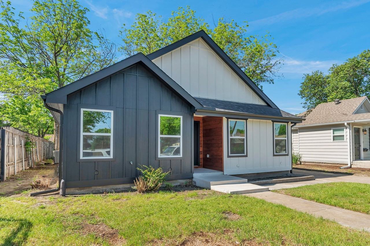 2525 Benbrook Blvd - Photo 3 of 38
