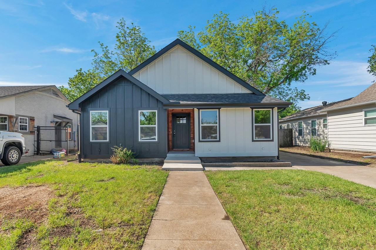 2525 Benbrook Blvd - Photo 4 of 38