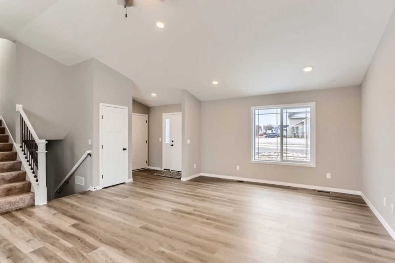 4220 89th St Ne - Photo 2 of 11