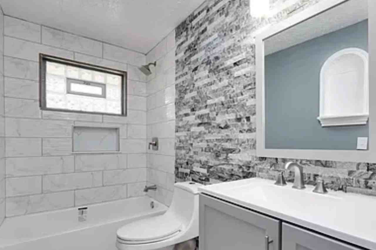 1621 Linnbrook Dr - Photo 3 of 5