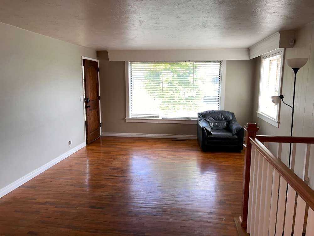 1055 Ne - Photo 4 of 15