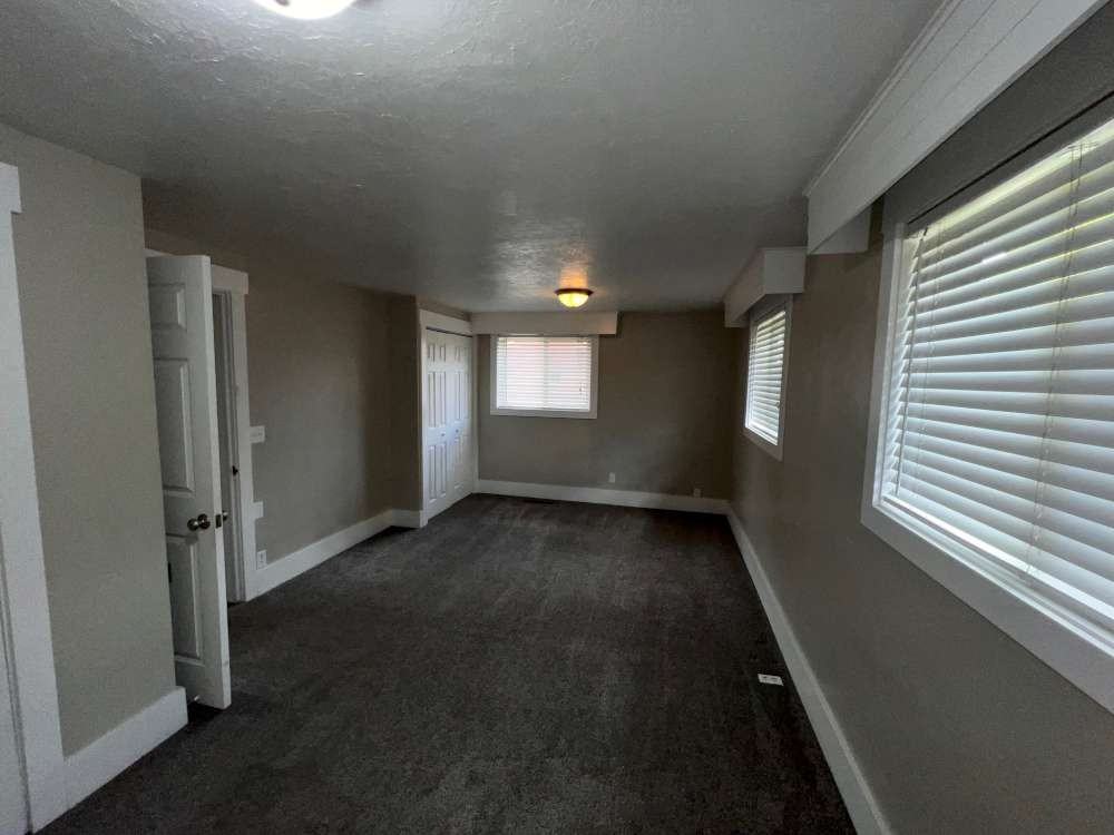 1055 Ne - Photo 6 of 15