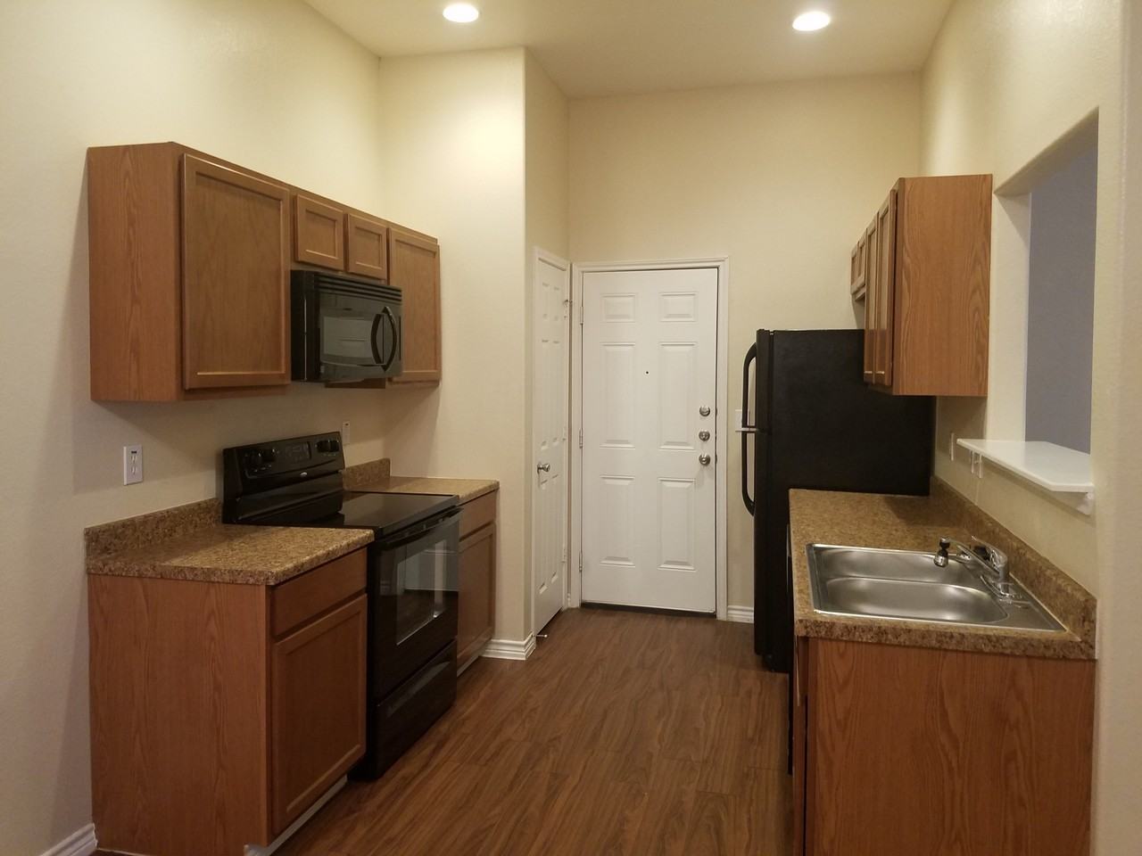 1121 Maple St - Photo 3 of 6