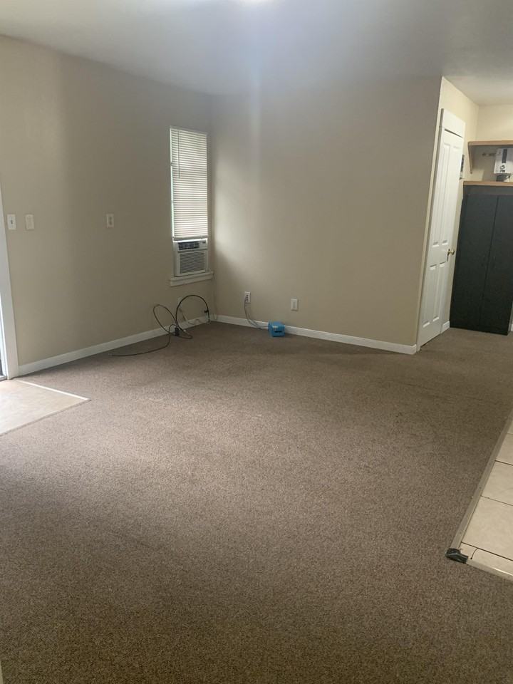 302 1/2 S Burleson St #1 - Photo 3 of 8