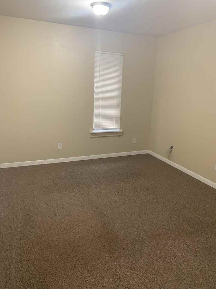 302 1/2 S Burleson St #1 - Photo 4 of 8
