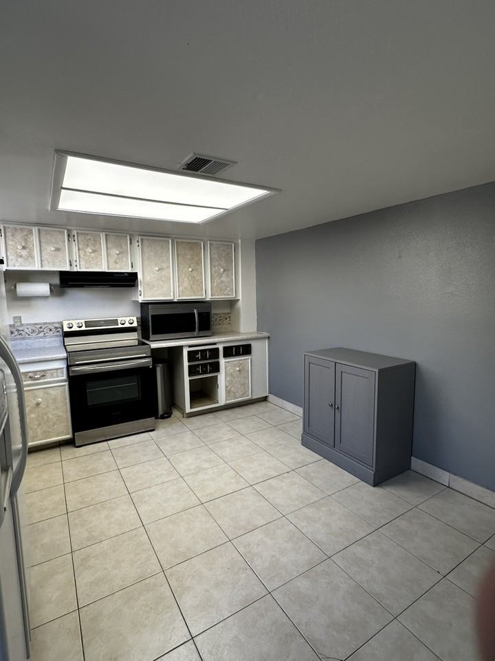 458 Las Casitas Way - Photo 4 of 20
