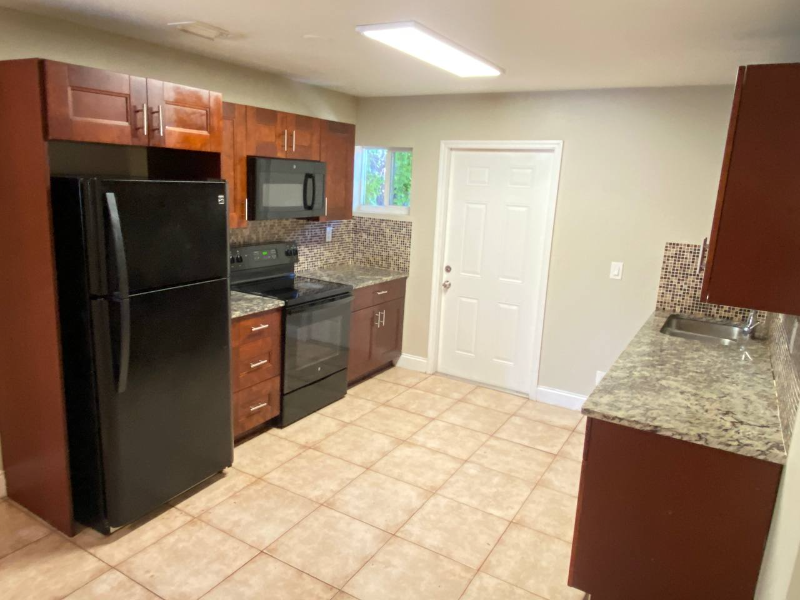 141 Nw 10th St #B - Photo 2 of 13