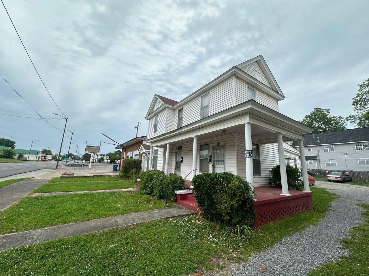 1525 Noble St - Photo 3 of 10