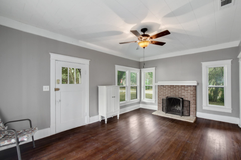 255 W Moeller St - Photo 3 of 20