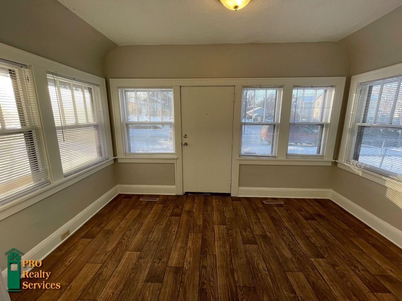 1826 Newton Ave N - Photo 2 of 24