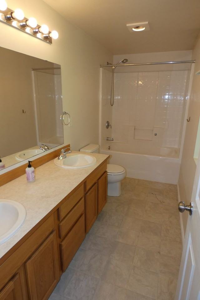 2415 W 10th St - Photo 7 of 21
