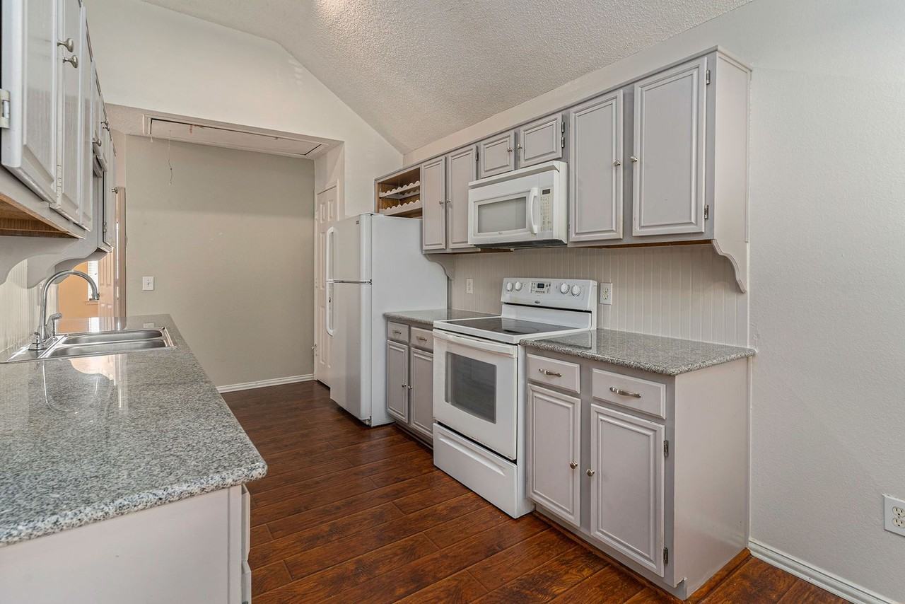588 Lake Forest Dr - Photo 3 of 25
