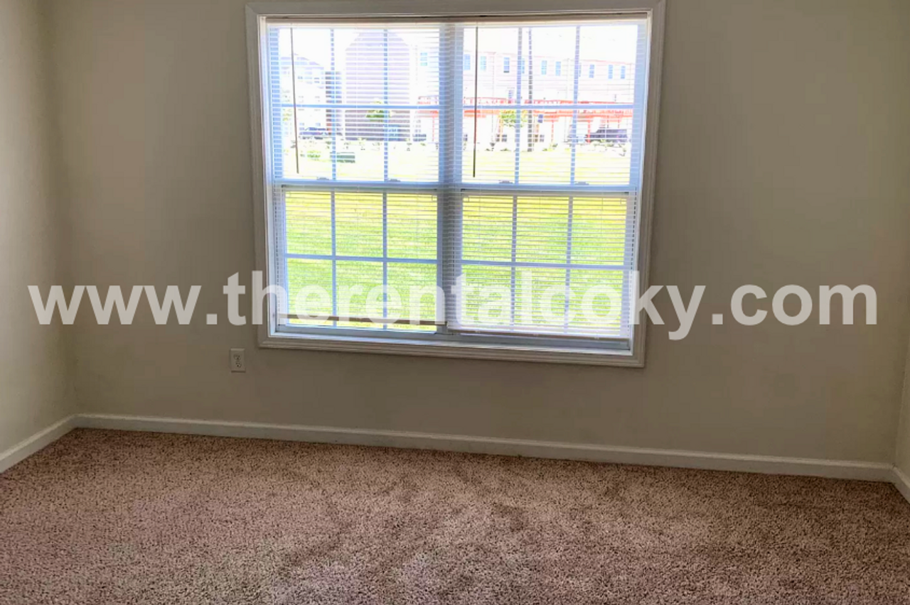 579 Regency Cir - Photo 3 of 5